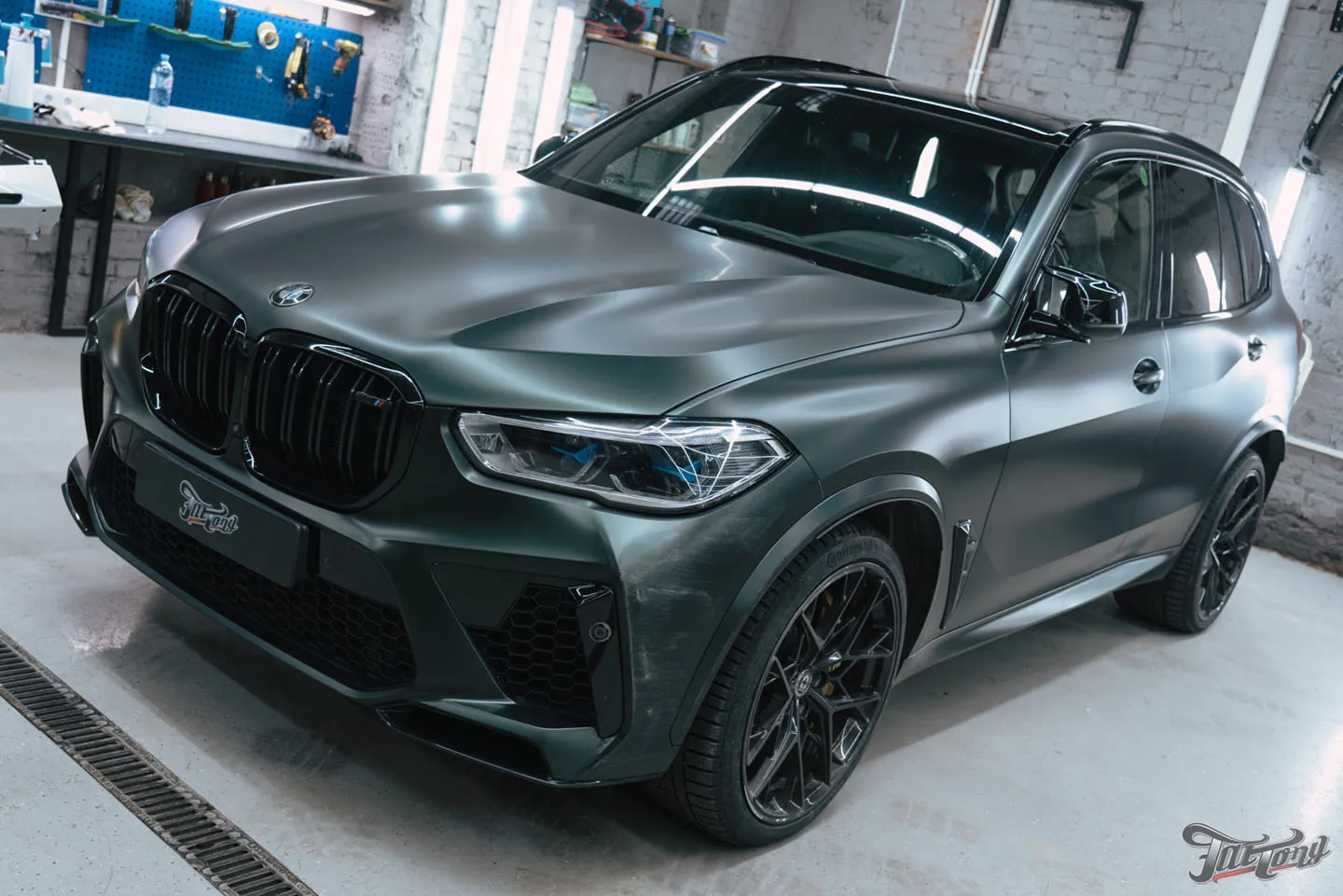 Новый наряд для BMW X5 M, часть 1: демонтаж пленки, оклейка матовым винилом и полиуретаном, замена диффузора, ламинация карбоном, обслуживание тормозной системы